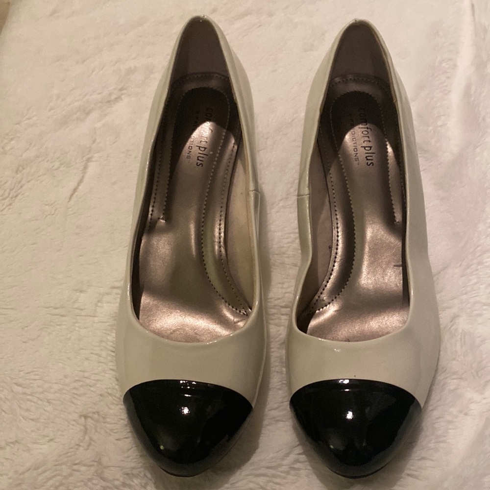 Comfort Plus by Prediction cream black shiny pumps W/3 inch heel